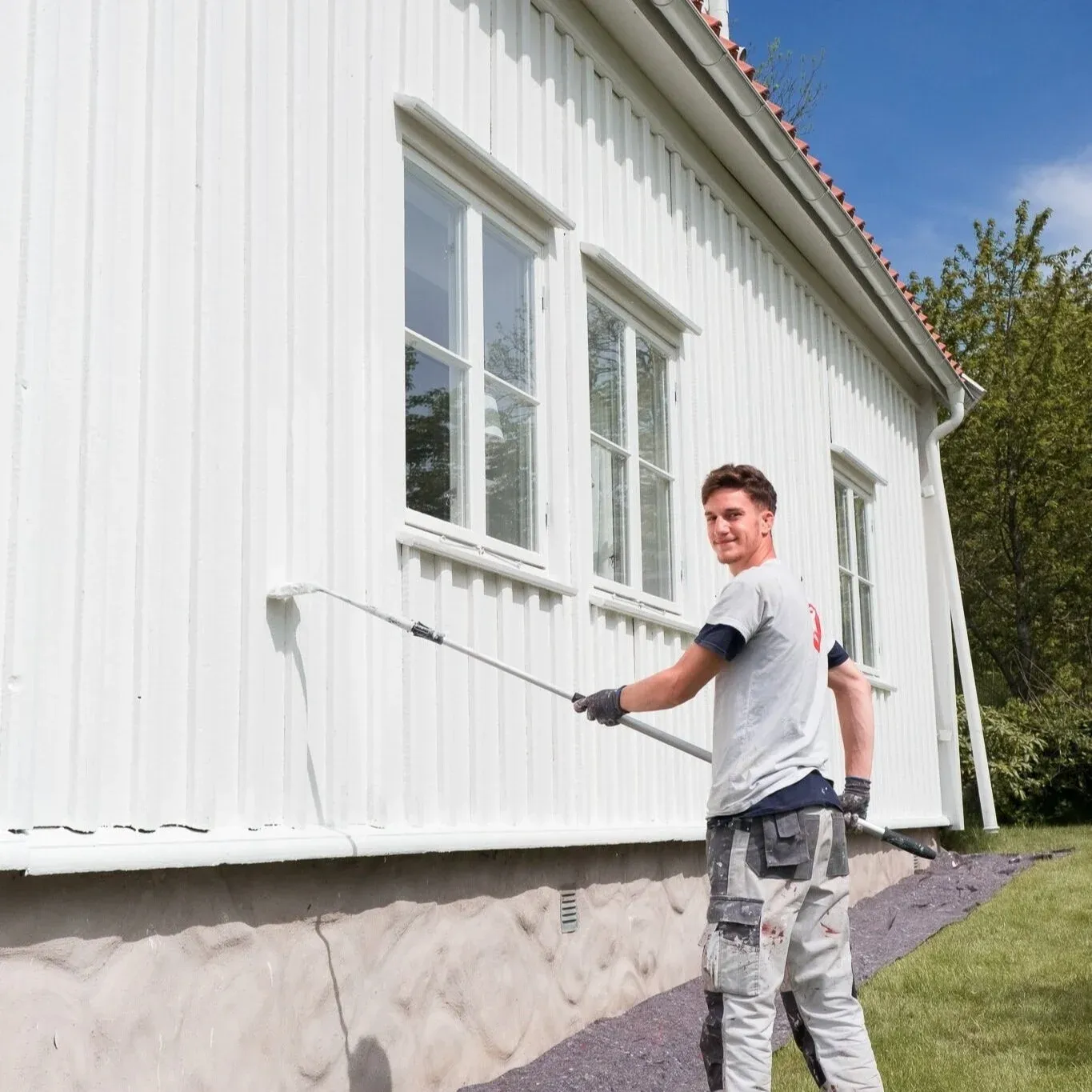Målare ler mot kameran